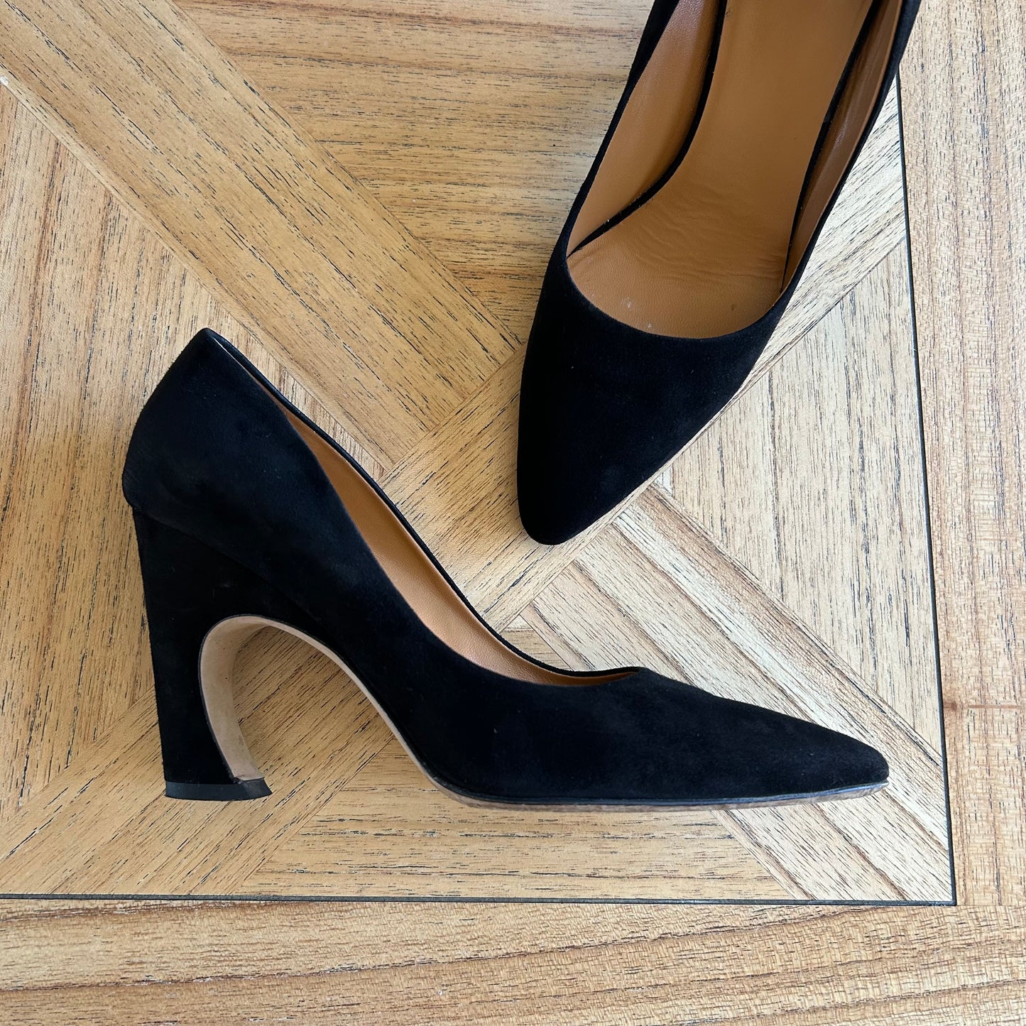 Chloé Black Suede 'Oli' Almond Toe Court Shoes - EU 37 / UK 4